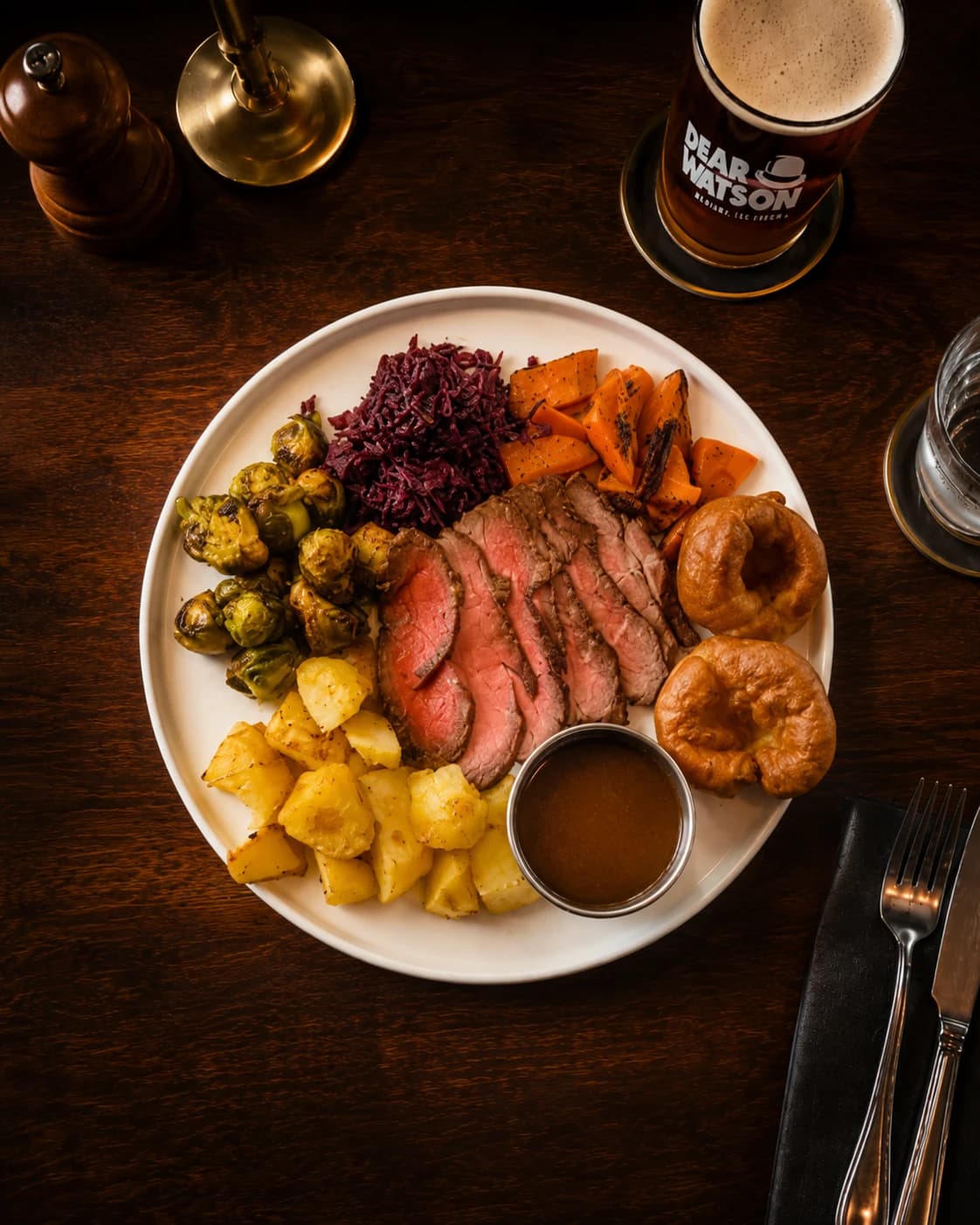 Talíř Sunday Roast s roast beef, zeleninou, Yorkshire puddingem a omáčkou
