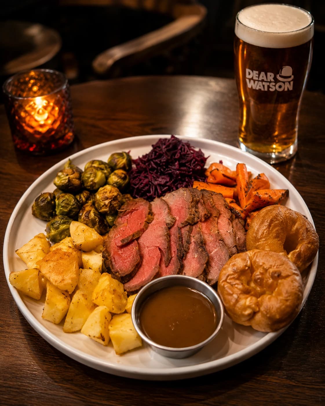 Talíř Sunday Roast v Dear Watson vedle značkového piva